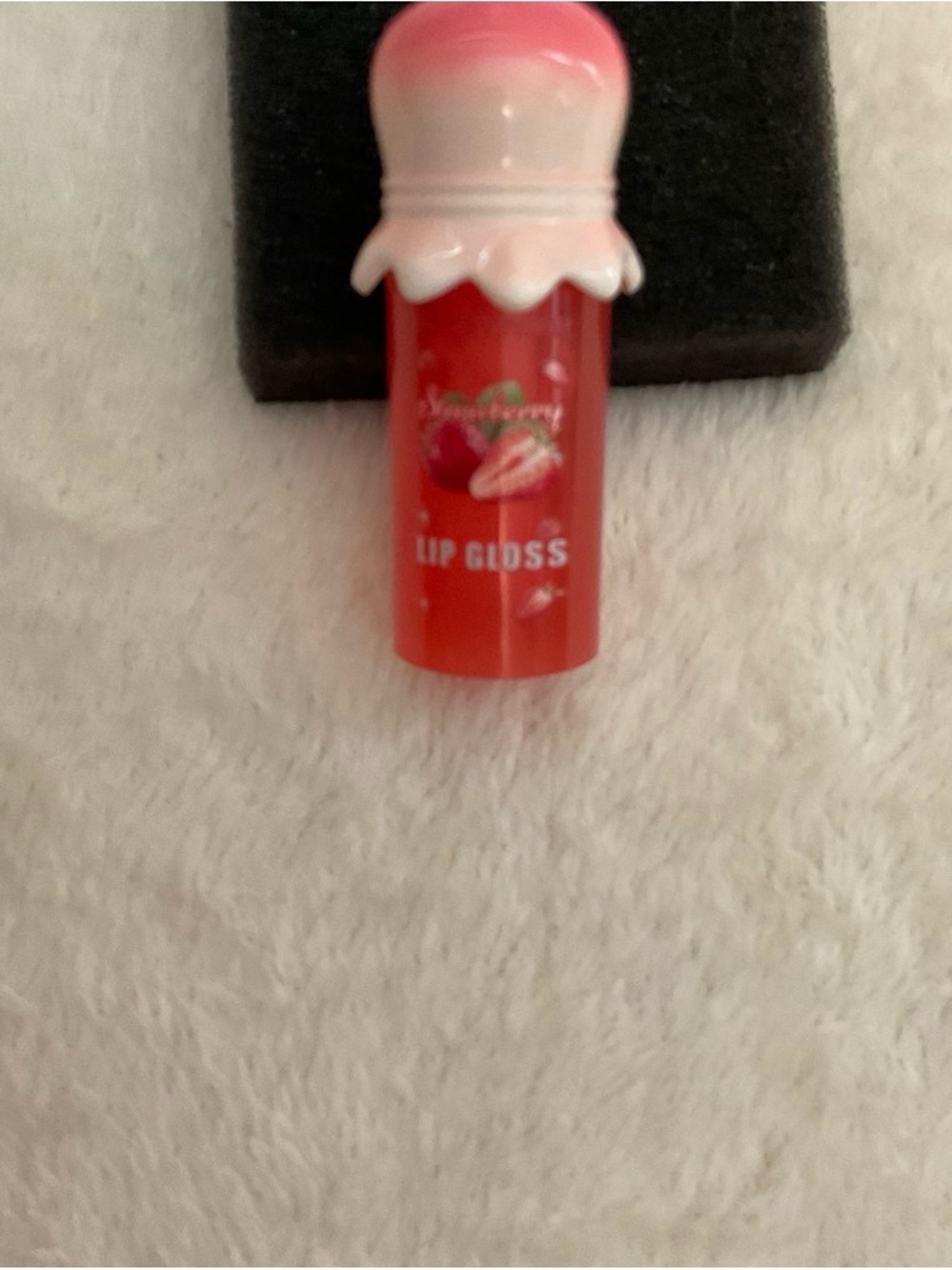 Strawberry Shine Lip Gloss – Pink & Red Glow